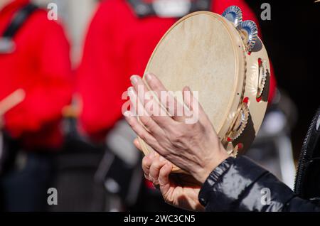 mains d'une femme jouant du tambourin Banque D'Images