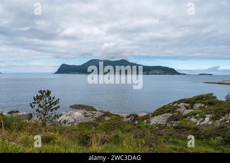 Vue de l'île de Godøy, municipalité de Giske, Møre og Romsdal près de Sukkertoppen, Hessa, près d'Alesund, Norvège. Banque D'Images