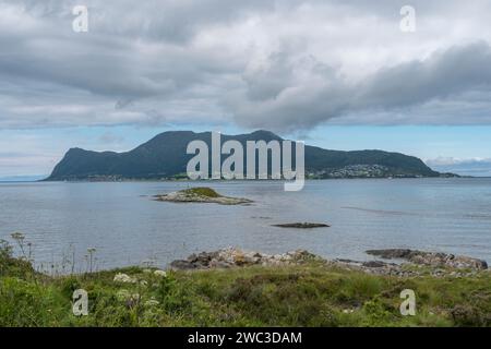 Vue de l'île de Godøy, municipalité de Giske, Møre og Romsdal près de Sukkertoppen, Hessa, près d'Alesund, Norvège. Banque D'Images