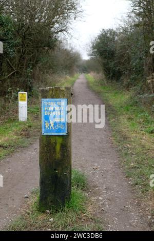 Janvier 2024 - Merci de ne pas conduire le panneau sur la piste cyclable Strawberry Line, Yatton, North Somerset, Angleterre, Royaume-Uni. Fait partie du réseau national Banque D'Images