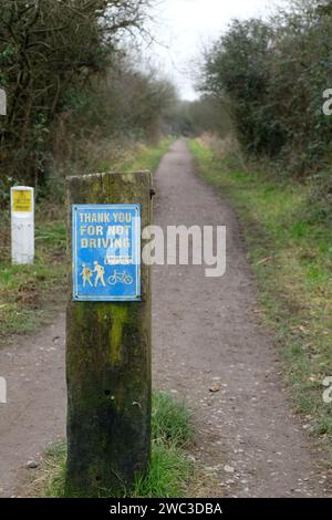 Janvier 2024 - Merci de ne pas conduire le panneau sur la piste cyclable Strawberry Line, Yatton, North Somerset, Angleterre, Royaume-Uni. Fait partie du réseau national Banque D'Images