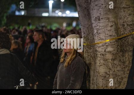 Tel Aviv, Israël. 13 janvier 2024. Les Israéliens bloquent la voie haute alors que les manifestants exigent la libération des otages. Les Israéliens célèbrent aujourd'hui les 100 jours de prise en otage par le Hamas par une manifestation de 24 heures autour de tel Aviv. Crédit : Ilia Yefimovich/dpa/Alamy Live News Banque D'Images