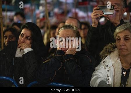 Tel Aviv, Israël. 13 janvier 2024. Les Israéliens bloquent la voie haute alors que les manifestants exigent la libération des otages. Les Israéliens célèbrent aujourd'hui les 100 jours de prise en otage par le Hamas par une manifestation de 24 heures autour de tel Aviv. Crédit : Ilia Yefimovich/dpa/Alamy Live News Banque D'Images