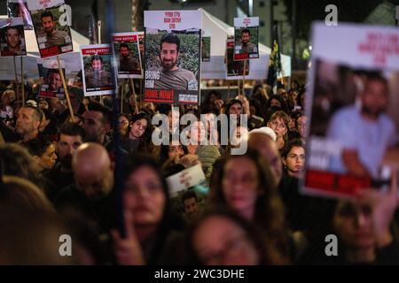 Tel Aviv, Israël. 13 janvier 2024. Les Israéliens bloquent la voie haute alors que les manifestants exigent la libération des otages. Les Israéliens célèbrent aujourd'hui les 100 jours de prise en otage par le Hamas par une manifestation de 24 heures autour de tel Aviv. Crédit : Ilia Yefimovich/dpa/Alamy Live News Banque D'Images