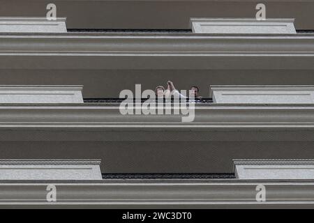 Sao Paulo, Brésil. 13 janvier 2024. SP - SAO PAULO - 01/13/2024 - SAO PAULO, GUILHERME BOULOS DÉJEUNER AVEC MARTA SUPLICY - Guilherme Boulos (PSOL) apparaît avec Marta Suplicy (pas de fête) sur le balcon de l'appartement de l'ancien maire au 17e étage dans le quartier Jardim Paulista, zone ouest de la ville de Sao Paulo le samedi après-midi (13) après le déjeuner pour discuter d'un éventuel billet à courir pour le maire de la capitale de Sao Paulo dans les élections de 2024. Photo : Suamy Beydoun/AGIF (photo : Suamy Beydoun/AGIF/Sipa USA) crédit : SIPA USA/Alamy Live News Banque D'Images