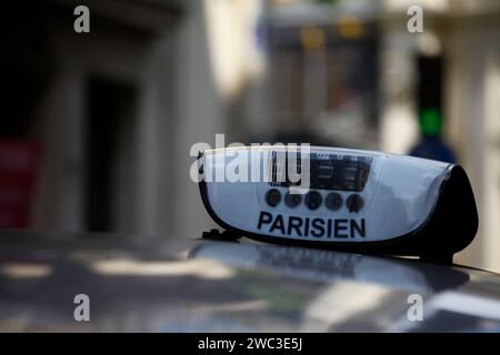 Panneau fiscal Paris sur le dessus de la voiture Banque D'Images