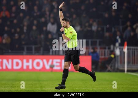 Eindhoven, pays-Bas. 13 janvier 2024. EINDHOVEN, PAYS-BAS - 13 JANVIER : l'arbitre Marc Nagtegaal participe au match néerlandais d'Eredivisie entre le PSV et l'Excelsior au Philips Stadion le 13 janvier 2024 à Eindhoven, aux pays-Bas. (Photo Broer van den Boom/Orange Pictures) crédit : dpa/Alamy Live News Banque D'Images