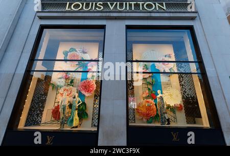 Boutique de luxe de mode Louis Vuitton sur les champs Elysées à Paris, France. C'est le plus grand magasin Vuitton au monde. Banque D'Images