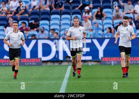 Sydney, Australie. 13 janvier 2024. Les arbitres de match se réchauffent avant le match A-League Men Rd27 entre Adelaide United et Sydney FC au stade Allianz le 13 janvier 2024 à Sydney, Australie Credit : IOIO IMAGES/Alamy Live News Banque D'Images