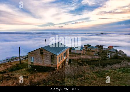 Aube dans un village de haute montagne au Daghestan Banque D'Images
