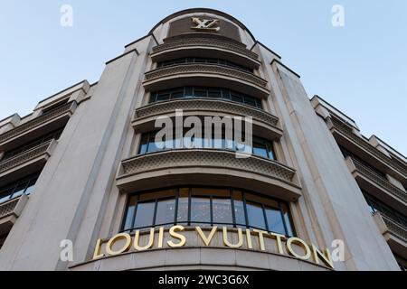 Boutique de luxe de mode Louis Vuitton sur les champs Elysées à Paris, France. C'est le plus grand magasin Vuitton au monde. Banque D'Images