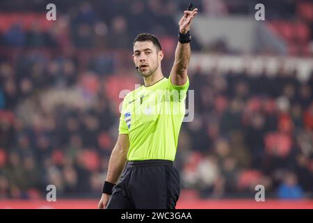 Eindhoven, pays-Bas. 13 janvier 2024. EINDHOVEN, PAYS-BAS - JANVIER 13 : l'arbitre Marc Nagtegaal marque les points lors du match néerlandais d'Eredivisie entre le PSV et l'Excelsior au Philips Stadion le 13 janvier 2024 à Eindhoven, aux pays-Bas. (Photo Broer van den Boom/Orange Pictures) crédit : dpa/Alamy Live News Banque D'Images