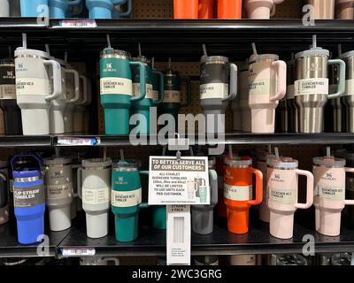 Olathe, Kansas - 13 janvier 2024 : le détaillant local limite les ventes de Stanley Tumbler en raison de la dernière engouement Banque D'Images