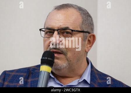 St. Petersburg, Russie. 13 janvier 2024. Le candidat russe à la présidence du parti Initiative civile Boris Nadezhdin s’exprime lors d’une réunion avec ses électeurs à Saint-Pétersbourg. Boris Nadezhdin, candidat aux élections présidentielles de 2024 du parti Initiative civile contre l'actuel président Vladimir Poutine, a tenu une réunion avec ses partisans à St. Petersburg, parlant de son programme présidentiel et répondant aux questions des gens. Crédit : SOPA Images Limited/Alamy Live News Banque D'Images