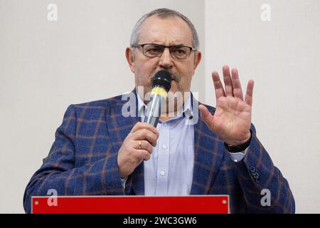 St. Petersburg, Russie. 13 janvier 2024. Le candidat russe à la présidence du parti Initiative civile Boris Nadezhdin s’exprime lors d’une réunion avec ses électeurs à Saint-Pétersbourg. Boris Nadezhdin, candidat aux élections présidentielles de 2024 du parti Initiative civile contre l'actuel président Vladimir Poutine, a tenu une réunion avec ses partisans à St. Petersburg, parlant de son programme présidentiel et répondant aux questions des gens. Crédit : SOPA Images Limited/Alamy Live News Banque D'Images