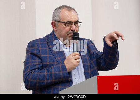 St. Petersburg, Russie. 13 janvier 2024. Le candidat russe à la présidence du parti Initiative civile Boris Nadezhdin s’exprime lors d’une réunion avec ses électeurs à Saint-Pétersbourg. Boris Nadezhdin, candidat aux élections présidentielles de 2024 du parti Initiative civile contre l'actuel président Vladimir Poutine, a tenu une réunion avec ses partisans à St. Petersburg, parlant de son programme présidentiel et répondant aux questions des gens. Crédit : SOPA Images Limited/Alamy Live News Banque D'Images