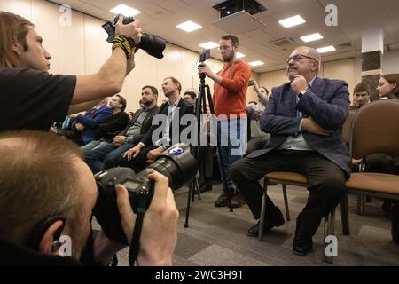 St. Petersburg, Russie. 13 janvier 2024. Candidat présidentiel russe du parti Initiative civile Boris Nadezhdin vu lors d'une réunion avec ses partisans à Saint-Pétersbourg. Boris Nadezhdin, candidat aux élections présidentielles de 2024 du parti Initiative civile contre l'actuel président Vladimir Poutine, a tenu une réunion avec ses partisans à St. Petersburg, parlant de son programme présidentiel et répondant aux questions des gens. (Photo Artem Priakhin/SOPA Images/Sipa USA) crédit : SIPA USA/Alamy Live News Banque D'Images