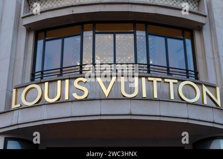 Boutique de luxe de mode Louis Vuitton sur les champs Elysées à Paris, France. C'est le plus grand magasin Vuitton au monde. Banque D'Images