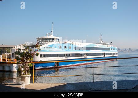 Bateau Rio x Niteroi à Rio de Janeiro, Brésil - 8 juin 2023 : détails du bateau qui traverse Rio de Janeiro et Niteroi. Banque D'Images