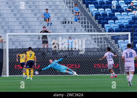 Sydney, Australie. 13 janvier 2024. Daniel Vukovic des Mariners plonge pour bloquer le ballon entrant dans les buts lors du match Rd27 masculin de La A-League entre les Central Coast Mariners et Melbourne Victory au stade Allianz le 13 janvier 2024 à Sydney, Australie Credit : IOIO IMAGES/Alamy Live News Banque D'Images