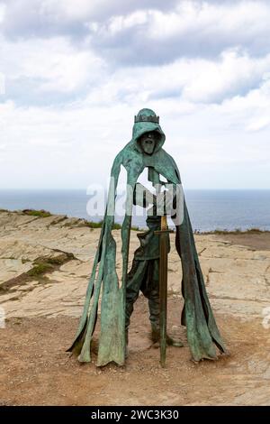 Sculpture de structure d'homme fantomatique de 8 pieds de haut de Gallos au château de Tintagel sur l'île de Tintagel, Conwall, Angleterre, Royaume-Uni, 2023 Banque D'Images