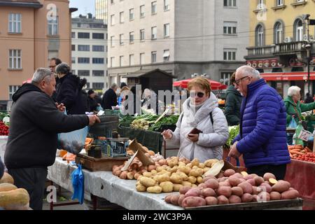 Zagreb, Croatie : 01,05,2024 : marché aux légumes appelé Dolac dans le centre de Zagreb, la capitale de la Croatie. Banque D'Images