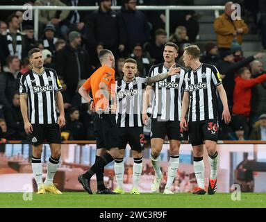 Newcastle upon Tyne, Royaume-Uni. 13 janvier 2024. Kieran Trippier de Newcastle United remonstrates avec l'arbitre Chris Kavanagh lors du match de Premier League à St. James' Park, Newcastle upon Tyne. Le crédit photo devrait être : Nigel Roddis/Sportimage crédit : Sportimage Ltd/Alamy Live News Banque D'Images