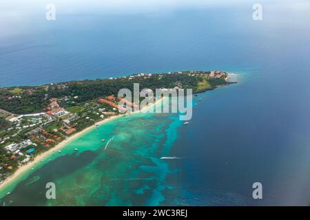 Vue aérienne des récifs tropicaux et des eaux bleu-vert limpides entourant les stations de Roatan Banque D'Images