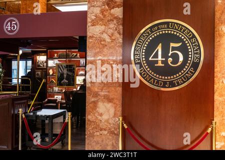 L'intérieur de la tour Trump comprend des restaurants et des boutiques, New York City, États-Unis, 2024 Banque D'Images