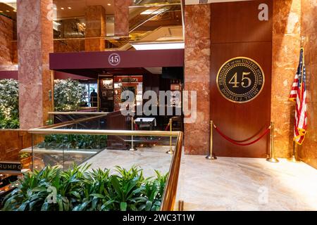 L'intérieur de la tour Trump comprend des restaurants et des boutiques, New York City, États-Unis, 2024 Banque D'Images