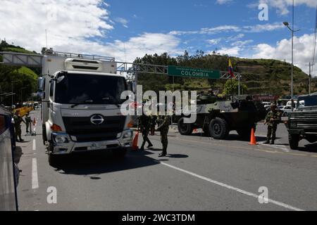 L'armée nationale colombienne garde fortement le pont frontalier Rumichaca avec l'Équateur dans un contexte de conflit armé interne à l'Équateur, alors que la violence narco se propage à travers le pays, le 13 janvier 2024, à Ipiales, en Colombie. Le brifge frontalier Colombie-Équateur Rumichaca a été lourdement appliqué par l'armée colombienne après des allégations selon lesquelles alias 'Fito' aurait fui en Colombie après avoir échappé à la prision. Photo par : Camilo Erasso/long Visual Press crédit : long Visual Press/Alamy Live News Banque D'Images