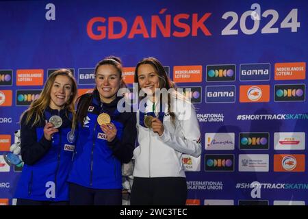 Gdansk, Pologne. 13 janvier 2024. GDANSK, POLOGNE - JANVIER 13 : Gloria Ioriatti d'Italie, Elisa Confortola d'Italie, Rebeka Sziliczei-Nemet de Hongrie lors de la cérémonie de remise des médailles après avoir concouru sur le 1500m féminin lors des Championnats d'Europe ISU de patinage de vitesse sur courte piste à Hala Olivia le 13 janvier 2024 à Gdansk, Pologne. (Photo Andre Weening/Orange Pictures) crédit : Orange pics BV/Alamy Live News Banque D'Images