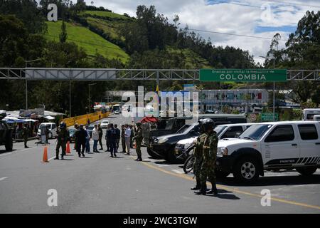 L'armée nationale colombienne garde fortement le pont frontalier Rumichaca avec l'Équateur dans un contexte de conflit armé interne à l'Équateur, alors que la violence narco se propage à travers le pays, le 13 janvier 2024, à Ipiales, en Colombie. Le brifge frontalier Colombie-Équateur Rumichaca a été lourdement appliqué par l'armée colombienne après des allégations selon lesquelles alias 'Fito' aurait fui en Colombie après avoir échappé à la prision. Photo par : Camilo Erasso/long Visual Press crédit : long Visual Press/Alamy Live News Banque D'Images