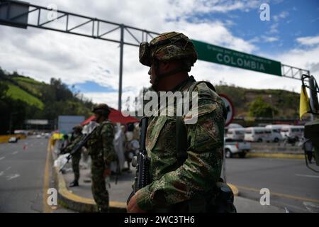 L'armée nationale colombienne garde fortement le pont frontalier Rumichaca avec l'Équateur dans un contexte de conflit armé interne à l'Équateur, alors que la violence narco se propage à travers le pays, le 13 janvier 2024, à Ipiales, en Colombie. Le brifge frontalier Colombie-Équateur Rumichaca a été lourdement appliqué par l'armée colombienne après des allégations selon lesquelles alias 'Fito' aurait fui en Colombie après avoir échappé à la prision. Photo par : Camilo Erasso/long Visual Press crédit : long Visual Press/Alamy Live News Banque D'Images