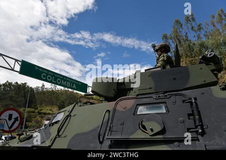 L'armée nationale colombienne garde fortement le pont frontalier Rumichaca avec l'Équateur dans un contexte de conflit armé interne à l'Équateur, alors que la violence narco se propage à travers le pays, le 13 janvier 2024, à Ipiales, en Colombie. Le brifge frontalier Colombie-Équateur Rumichaca a été lourdement appliqué par l'armée colombienne après des allégations selon lesquelles alias 'Fito' aurait fui en Colombie après avoir échappé à la prision. Photo par : Camilo Erasso/long Visual Press crédit : long Visual Press/Alamy Live News Banque D'Images