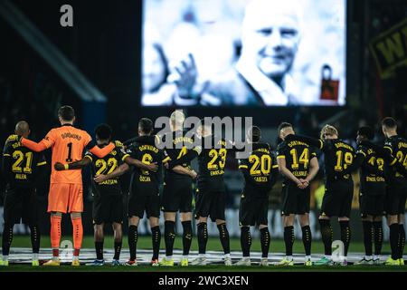 Darmstadt, Allemagne. 13 janvier 2024. DARMSTADT, ALLEMAGNE - 13 JANVIER : les joueurs du Borussia Dortmund observent une minute de silence à la mémoire de Franz Beckenbauer lors du match de Bundesliga entre le SV Darmstadt 98 et le Borussia Dortmund au Merck-Stadion am Boellenfalltor le 13 janvier 2024 à Darmstadt, Allemagne. (Photo de Dan O' Connor/ATPImages) (O'CONNOR Dan/ATP/SPP) crédit : photo de presse SPP Sport. /Alamy Live News Banque D'Images