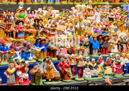 Grand écran de figurines Santon à vendre dans un marché stand au marché de Noël de Strasbourg Banque D'Images