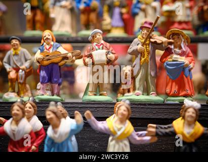 Musiciens exposés de figurines Santon à vendre dans un stand du marché au marché de Noël de Strasbourg Banque D'Images