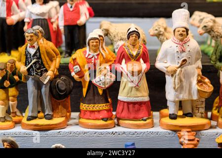 Exposition de figurines Santon avec accent sur les travailleurs de la cuisine à vendre dans un stand du marché de Noël de Strasbourg Banque D'Images