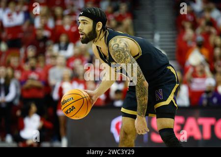 Madison, WISCONSIN, États-Unis. 13 janvier 2024. Les Wildcats de Northwestern gardent Boo Buie (0) lors du match de basket-ball de la NCAA entre les Wildcats de Northwestern et les Badgers du Wisconsin au Kohl Center de Madison, WISCONSIN. Darren Lee/CSM/Alamy Live News Banque D'Images