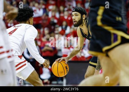 Madison, WISCONSIN, États-Unis. 13 janvier 2024. Les Wildcats de Northwestern gardent Boo Buie (0) lors du match de basket-ball de la NCAA entre les Wildcats de Northwestern et les Badgers du Wisconsin au Kohl Center de Madison, WISCONSIN. Darren Lee/CSM/Alamy Live News Banque D'Images