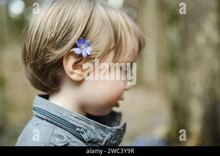 Adorable petit garçon s'amusant pendant une randonnée dans les bois le beau jour de printemps ensoleillé. Loisirs en famille actifs avec les enfants. Enfant explorant la nature. Banque D'Images