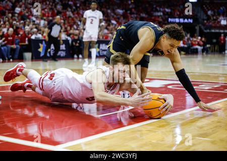 Madison, WISCONSIN, États-Unis. 13 janvier 2024. L'attaquant des Badgers du Wisconsin Tyler Wahl (5) plonge pour un ballon lâche avec le garde des Wildcats du Nord-Ouest Ty Berry (3) lors du match de basket-ball NCAA entre les Wildcats du Nord-Ouest et les Badgers du Wisconsin au Kohl Center à Madison, WI. Darren Lee/CSM/Alamy Live News Banque D'Images