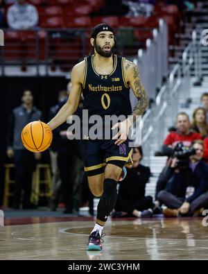 Madison, WISCONSIN, États-Unis. 13 janvier 2024. Les Wildcats de Northwestern gardent Boo Buie (0) lors du match de basket-ball de la NCAA entre les Wildcats de Northwestern et les Badgers du Wisconsin au Kohl Center de Madison, WISCONSIN. Darren Lee/CSM/Alamy Live News Banque D'Images