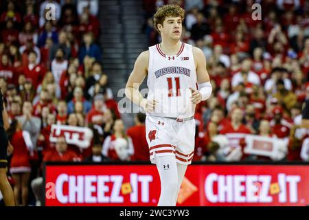 Madison, WISCONSIN, États-Unis. 13 janvier 2024. Les Badgers du Wisconsin gardent Max Klesmit (11) lors du match de basket-ball de la NCAA entre les Wildcats du Nord-Ouest et les Badgers du Wisconsin au Kohl Center de Madison, WI. Darren Lee/CSM/Alamy Live News Banque D'Images