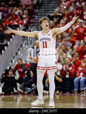 Madison, WISCONSIN, États-Unis. 13 janvier 2024. Les Badgers du Wisconsin gardent Max Klesmit (11) lors du match de basket-ball de la NCAA entre les Wildcats du Nord-Ouest et les Badgers du Wisconsin au Kohl Center de Madison, WI. Darren Lee/CSM/Alamy Live News Banque D'Images