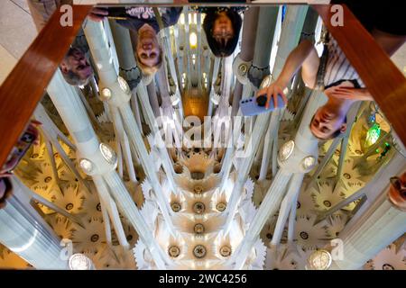 Surtourisme, touristes prenant des selfies avec le fond de plafond de la Sagrada Familia en utilisant un miroir à l'intérieur de la Basilique, par Antoni Gaudí, Barcelone, Espagne Banque D'Images