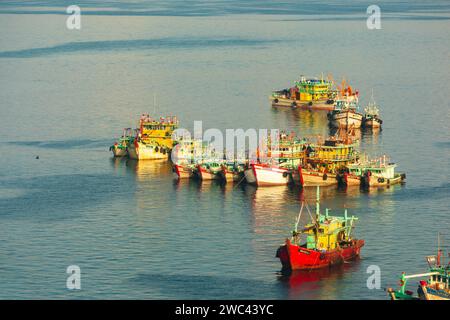 Bateaux de pêche en bois colorés ancrés dans le port Banque D'Images