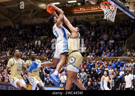 Durham, Caroline du Nord, États-Unis. 13 janvier 2024. 1/13/24 - Durham, NC - Duke Blue Devils garde Jeremy Roach #3 va pour un dunk sur la défense Georgia Tech Yellow Jackets pendant la seconde moitié du match au Cameron Indoor Stadium à Durham, Caroline du Nord.Zuma Press (image de crédit : © Hunter Cone/ZUMA Press Wire) USAGE ÉDITORIAL SEULEMENT! Non destiné à UN USAGE commercial ! Banque D'Images