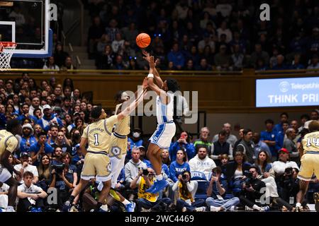 Durham, Caroline du Nord, États-Unis. 13 janvier 2024. 1/13/24 - Durham, NC - Duke Blue Devils garde Jeremy Roach #3 lance pour trois points pendant la première moitié du match au Cameron Indoor Stadium à Durham, Caroline du Nord.Zuma Press (image de crédit : © Hunter Cone/ZUMA Press Wire) USAGE ÉDITORIAL SEULEMENT! Non destiné à UN USAGE commercial ! Banque D'Images